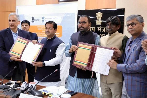 आयुष मंत्रालय और सामाजिक न्याय एवं अधिकारिता विभाग ने वृद्धावस्था स्वास्थ्य सेवा को बेहतर बनाने और मादक द्रव्यों के सेवन से निपटने के लिए समझौता ज्ञापन पर हस्ताक्षर किए