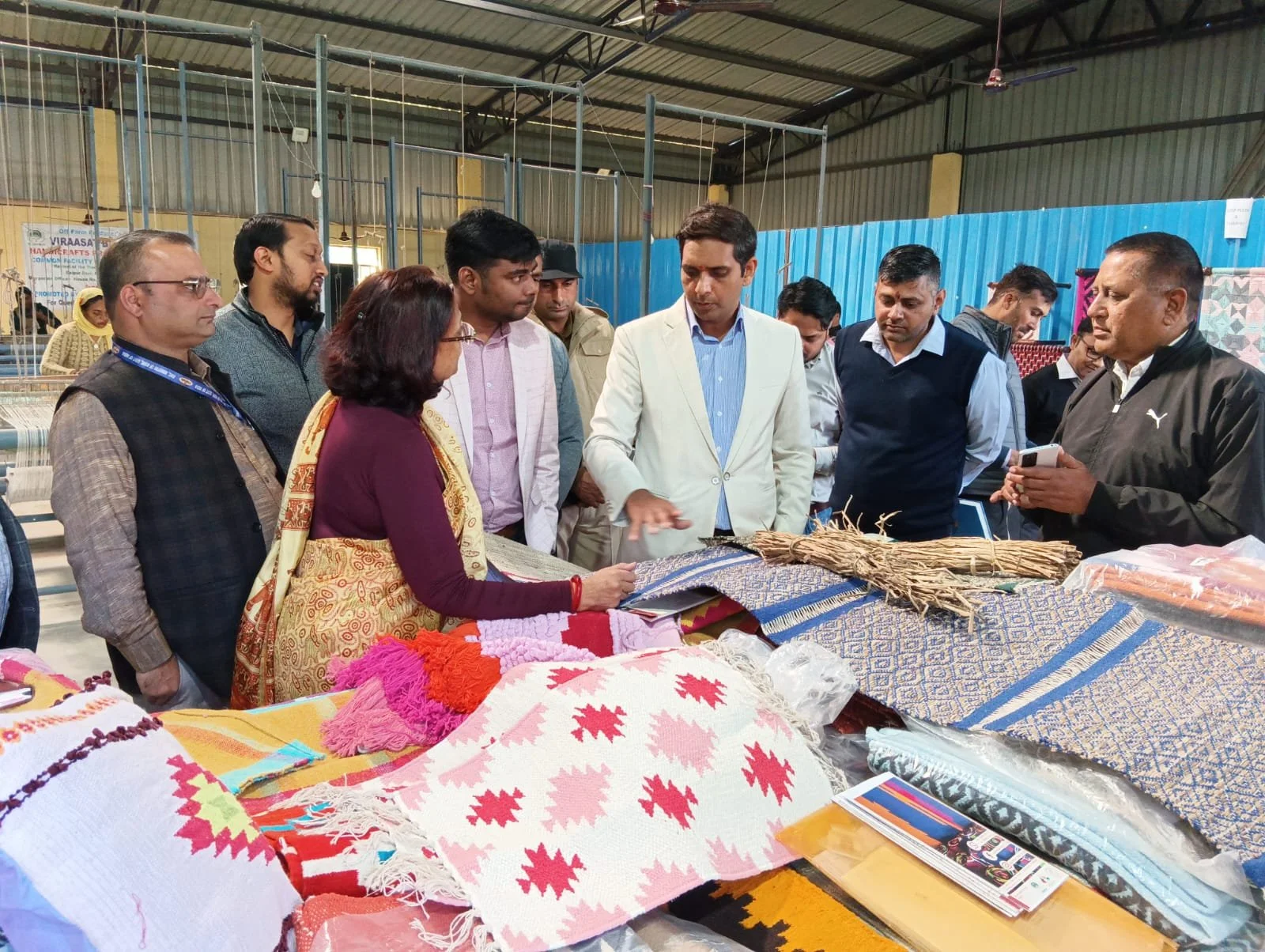 अम्बाला उपायुक्त अजय सिंह तोमर &nbsp;ने नाबार्ड द्वारा समर्थित ओएफपीओ विरासत बैक टू रूट्स हैंडीक्राफ्ट्स प्रोड्यूसर कंपनी का किया दौरा