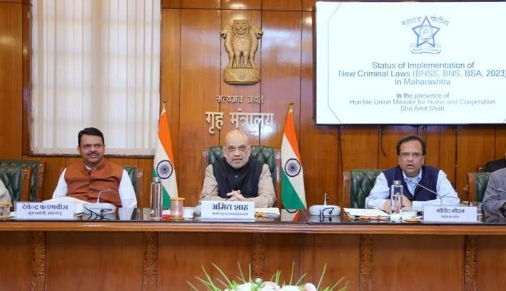 केन्द्रीय गृह एवं सहकारिता मंत्री अमित शाह ने मुख्यमंत्री देवेन्द्र फडणवीस की उपस्थिति में राज्य में तीन नए आपराधिक कानूनों के कार्यान्वयन पर समीक्षा बैठक की अध्यक्षता की