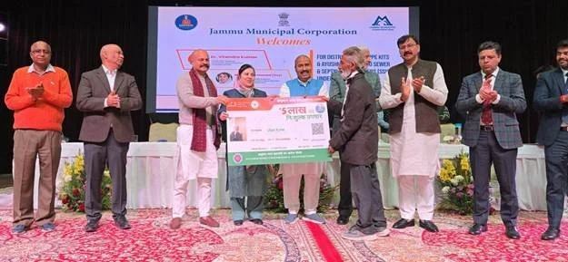 केंद्रीय मंत्री डॉ. वीरेंद्र कुमार ने नमस्ते योजना के तहत जम्मू में सीवर और सेप्टिक टैंक कर्मचारियों को पीपीई किट और आयुष्मान कार्ड वितरित किए
