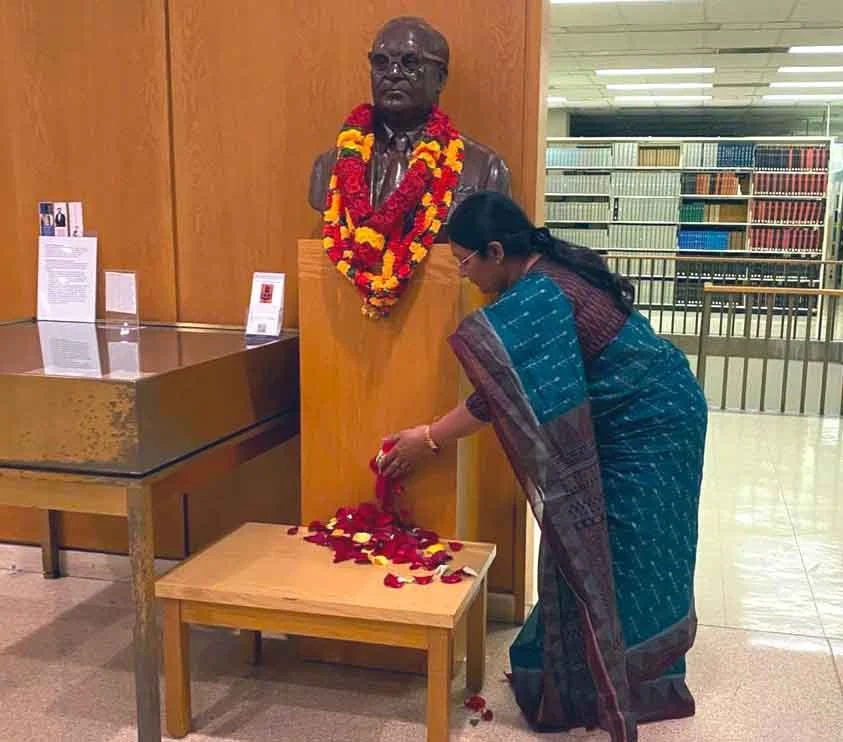 केन्द्रीय महिला एवं बाल विकास मंत्री सावित्री ठाकुर ने कोलंबिया विश्वविद्यालय लाइब्रेरी में डॉ अंबेडकर की प्रतिमा पर माल्यापर्ण किया