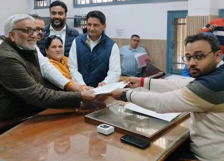 अम्बाला शहर कांग्रेस पार्टी की मेयर पद से प्रत्याशी अमीषा चावला&nbsp;ने एसडीएम कार्यालय में अपना नामांकन पत्र दाखिल किया 