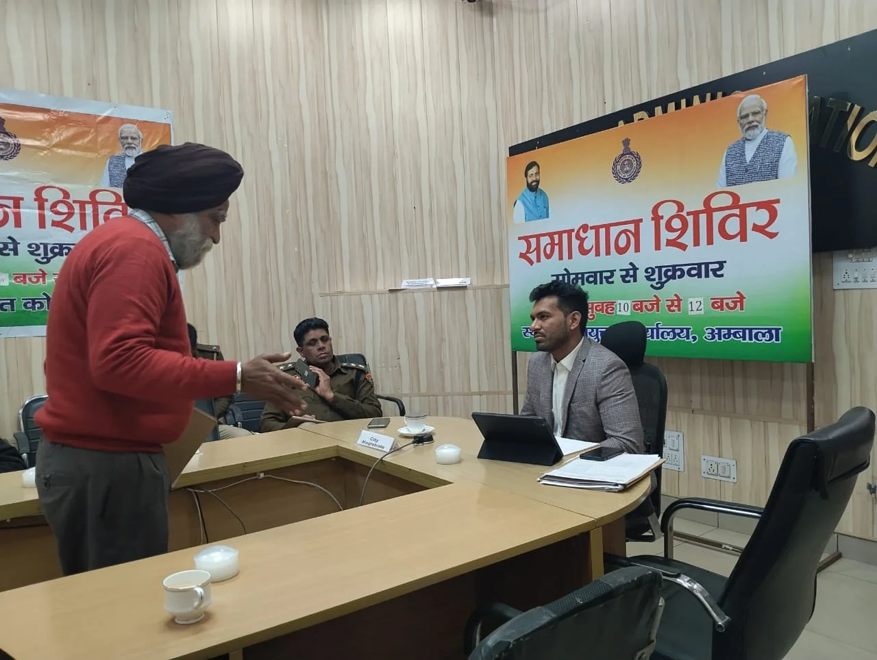 अम्बाला: जिला स्तर पर आयोजित समाधान शिविर में नगराधीश अभिषेक गर्ग ने प्रार्थियों की समस्याओं को सुना