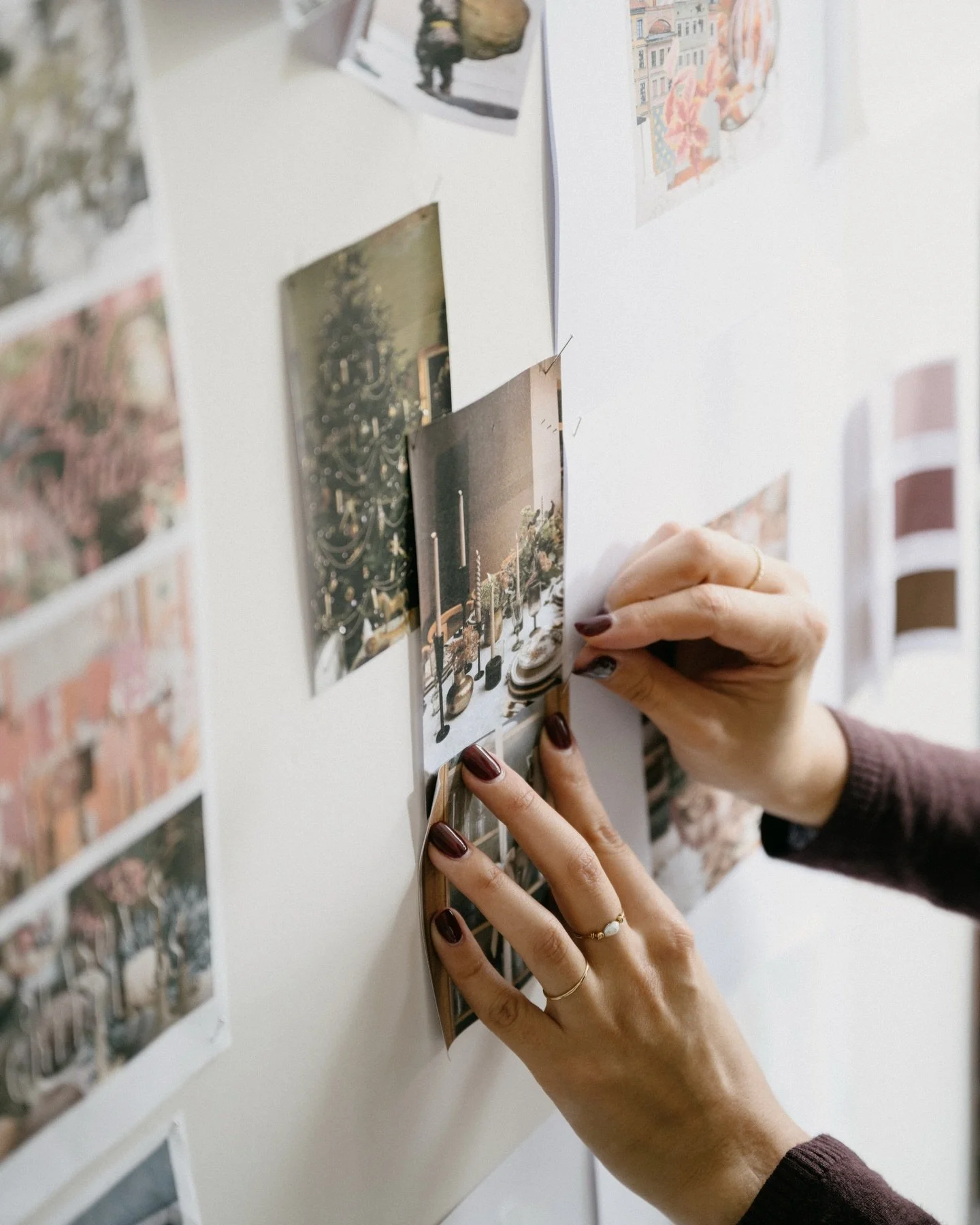 A few behind-the-scenes glimpses from my studio as I prepare for the Christmas season. I organise the collection, gather inspiration, and explore colours that feel just right. I search for imagery that captures the mood and adjust every detail until 