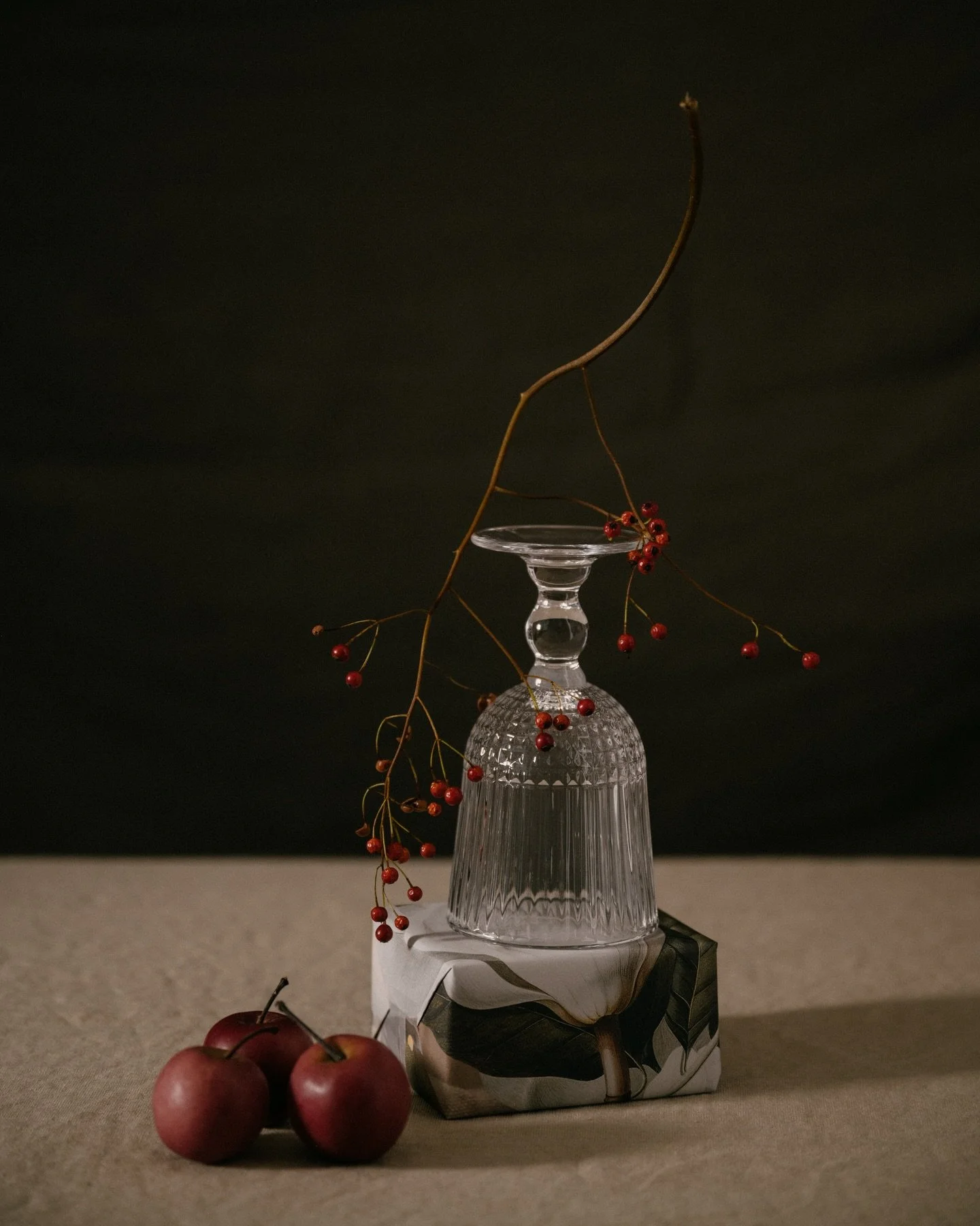 Gift wrapping tips ✨

(1) SIZE ADJUSTMENTS
Our wrapping paper is already available in three pre-cut sizes for a flawless ensemble. However, depending on the size of your gift, small adjustments may be necessary to achieve a tight, clean wrap without 