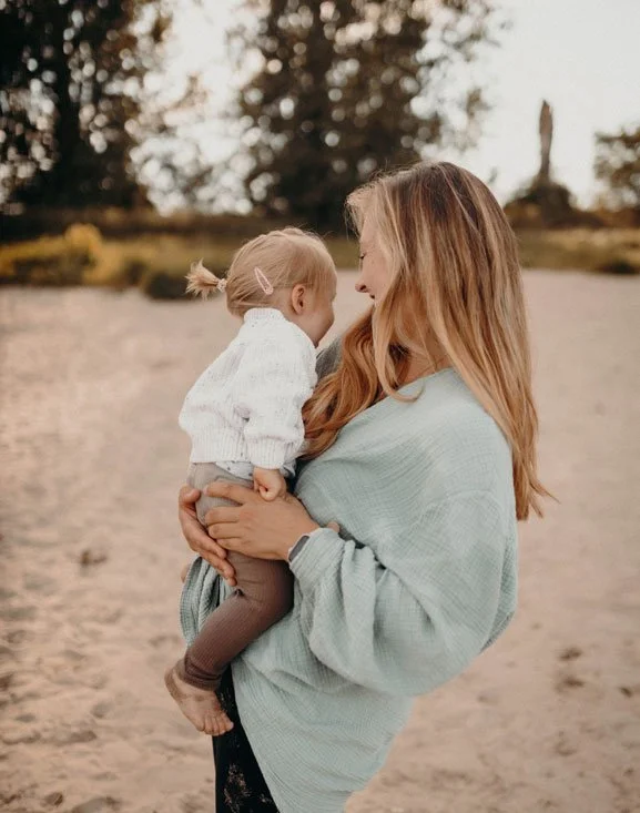 lara-landwehrs-collect-moments-fotografie-fotografin-mutter-sohn-heide-beige.jpg