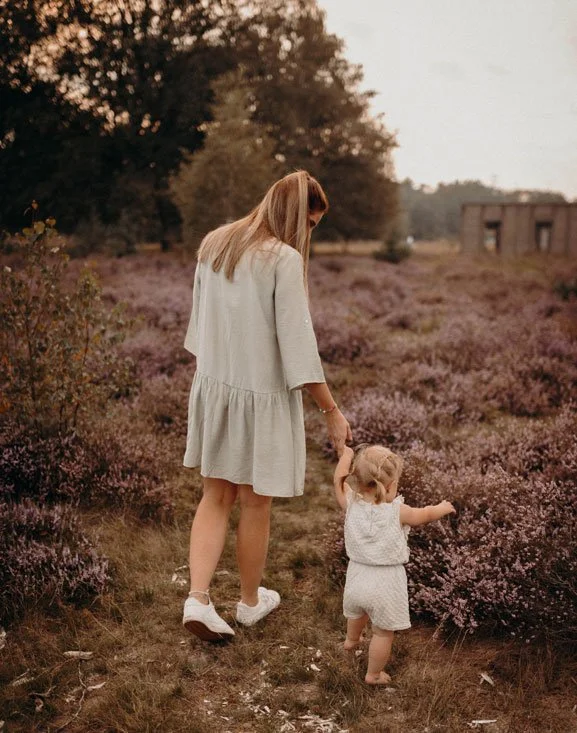 lara-landwehrs-collect-moments-fotografie-fotografin-mutter-kind-heide-beige-schön.jpg