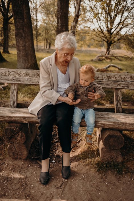 collect-moments-lara-landwehrs-fotografie-oma-enkel-enkelkind-frühling.jpg