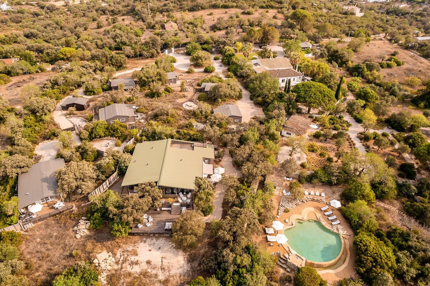 Mountain View Retreat is a stunning sanctuary nestled in the beautiful hills of Loul&eacute;, Algarve, Portugal. The property can host up to 32 people, creating an unforgettable atmosphere, whether you are gathering or looking for personal space. 

M