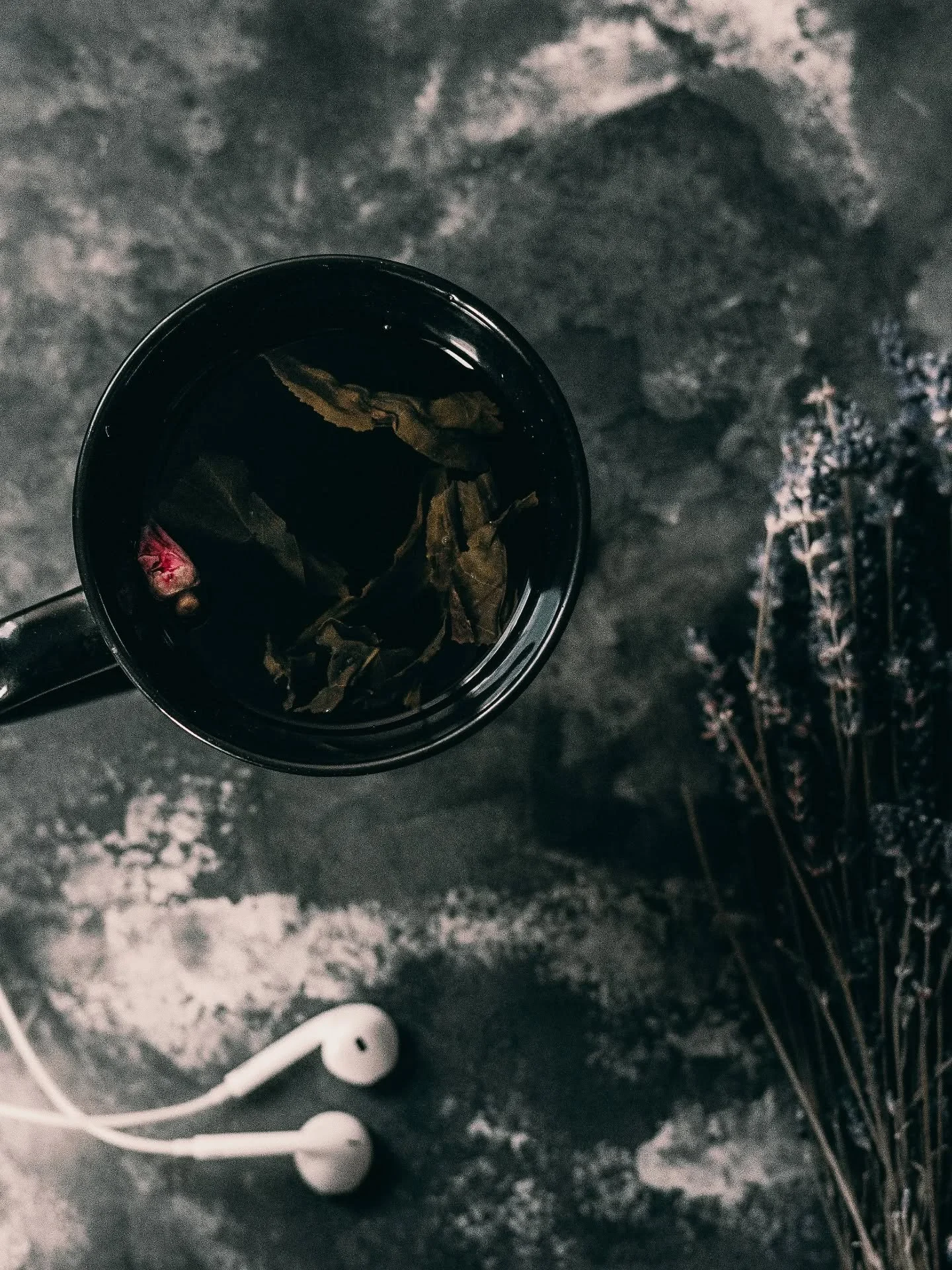 A quiet ritual for a busy mind. 🕯️

​The new week will bring its tasks, its noise, and its demands. But before it arrives, there is this moment. Self-love often looks like choosing stillness when the world tells you to hurry.

​Tune into your favori