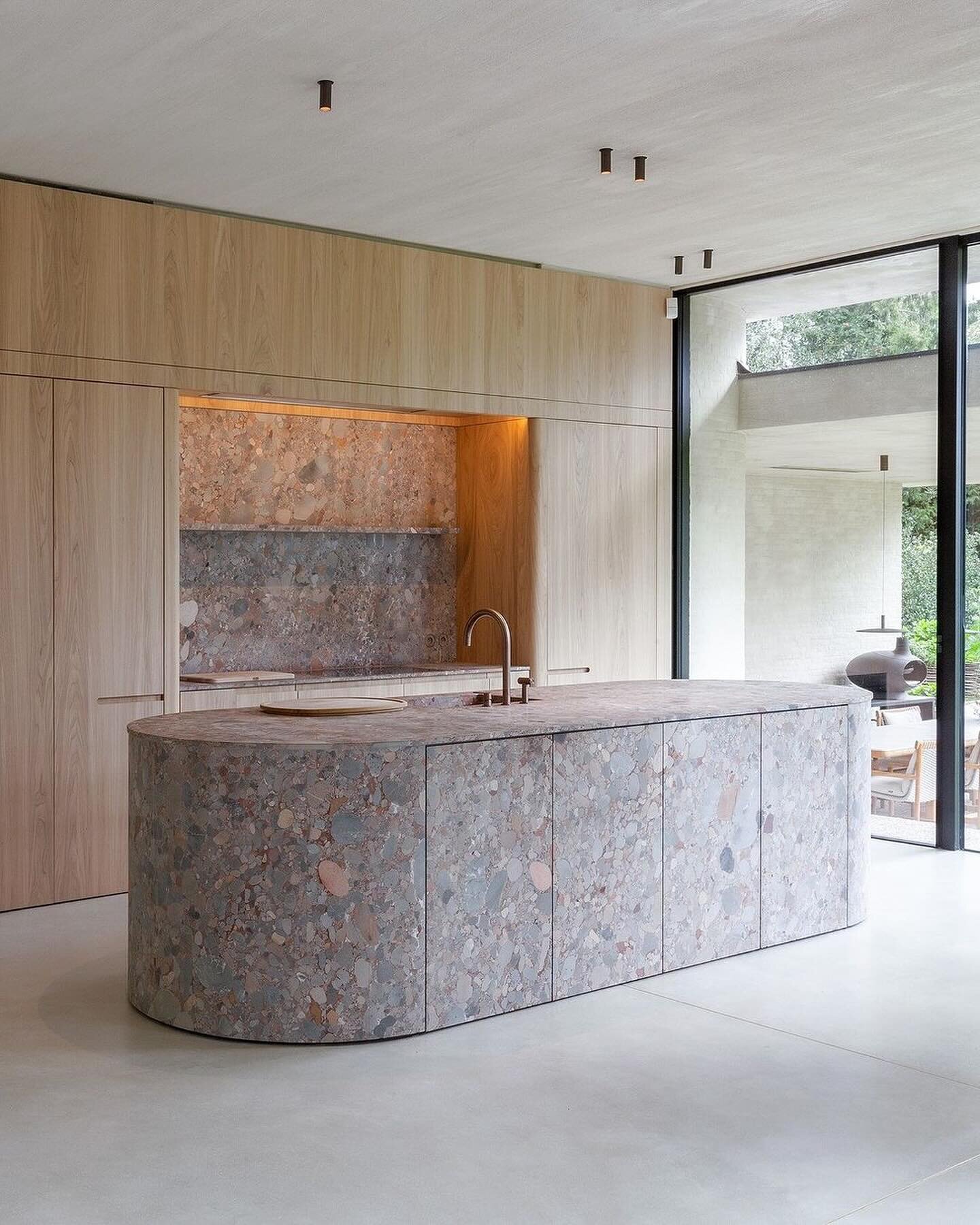 It&rsquo;s all in the details &bull; where sophistication meets serenity. 

Stone by @van_den_weghe 

~

#settingthetoneinstone 
#designdetails #interior #architecture #photography #interiordesign #interior #interiordesigner #interiordecor #interiors