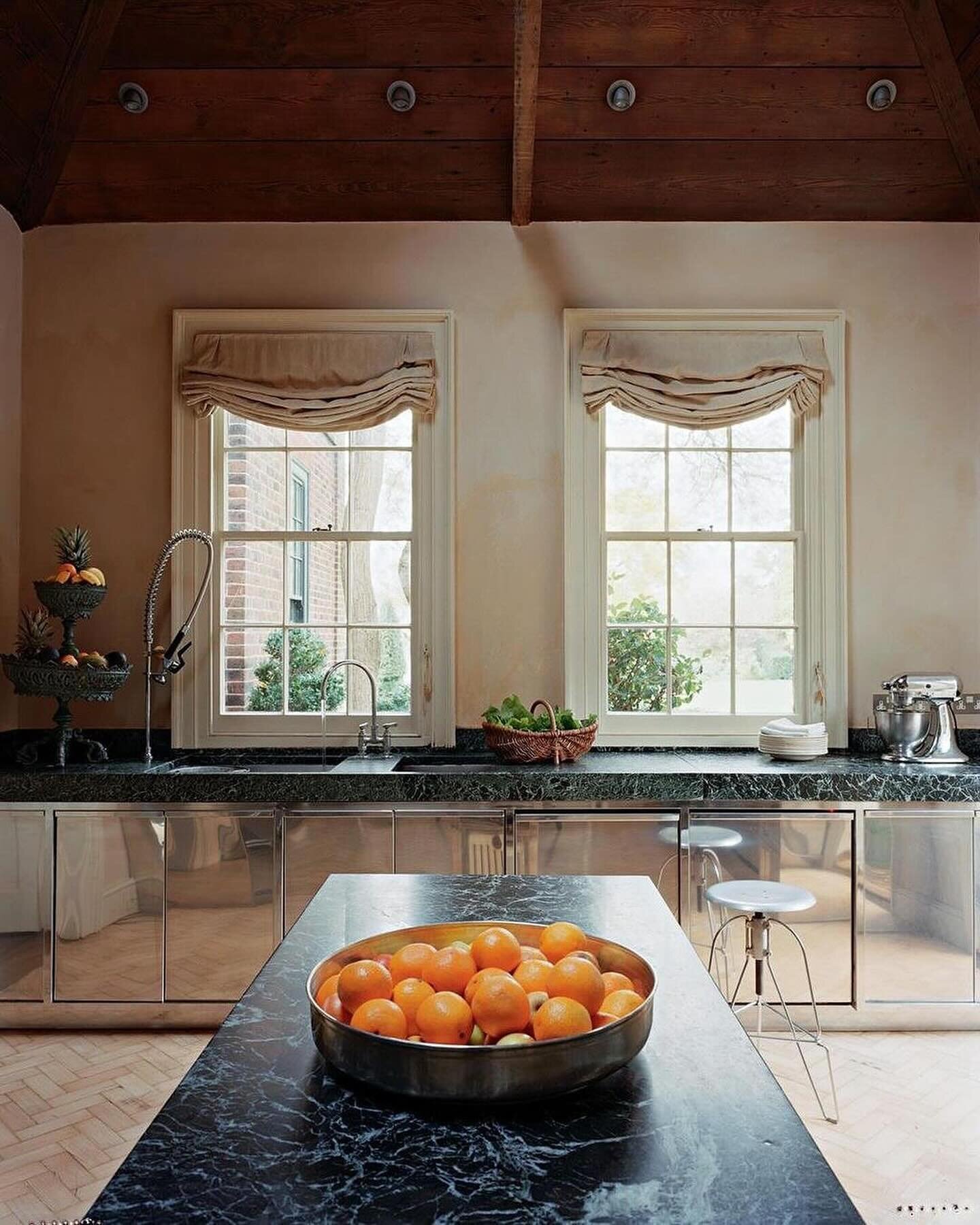 Stainless steel elements in traditional environments is 🔥

~

#settingthetoneinstone 
#designdetails #interior #architecture #photography #interiordesign #interior #interiordesigner #interiordecor #interiorstyling #interiorinspo #interiorinspiration