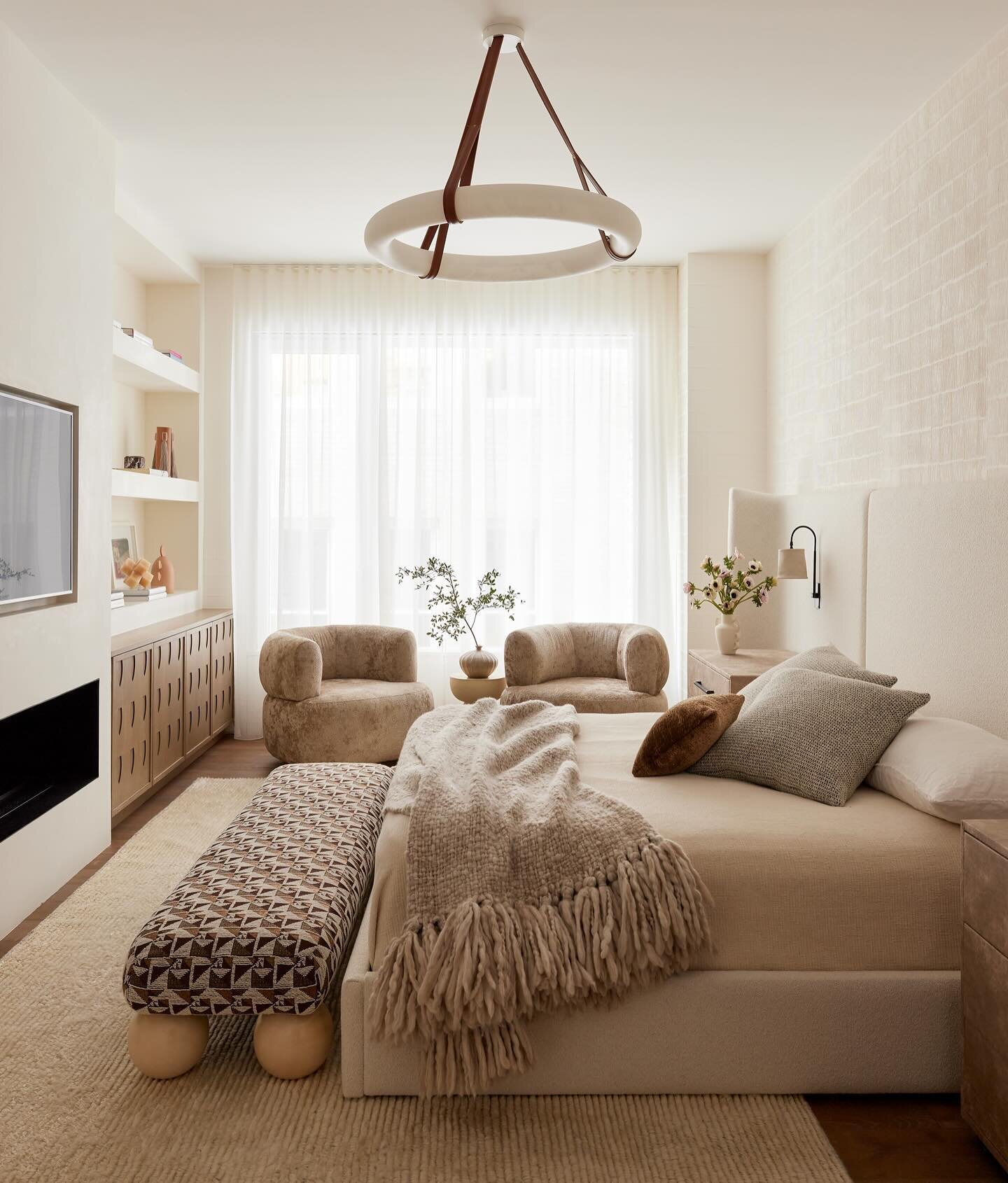 The dreamest bedroom

Interior design @alibuddinteriors 
Photo @twilliamsphoto 
Styling @aspoonfulofbenjamin