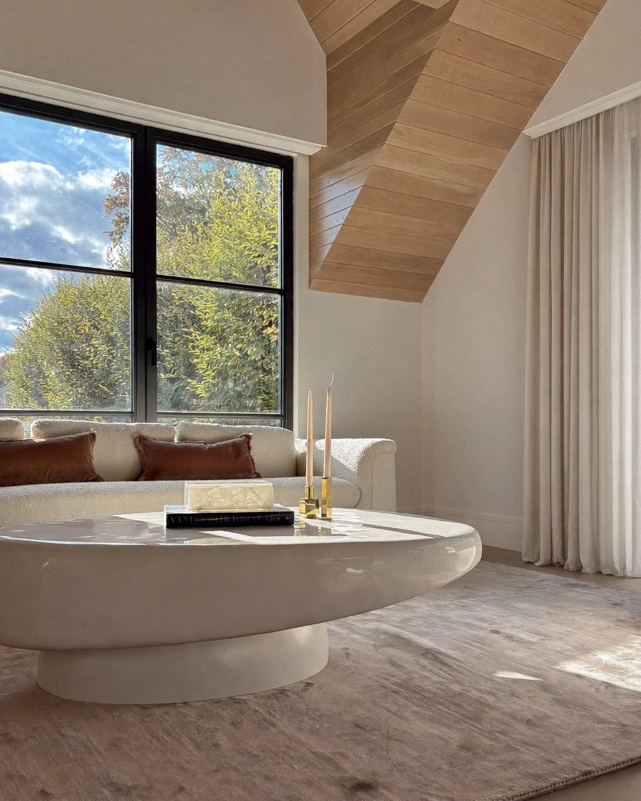 Nothing better than light pouring in from every angle. Lucky kiddo 💕