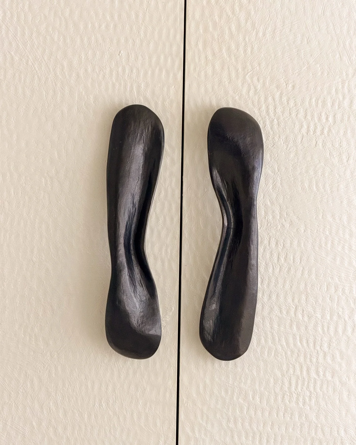 Hardware is like the jewellery of your home. A thoughtful mix of shapes and materials adds depth and interest. In my mudroom, every piece was chosen to stand beautifully on its own.

@adhhardware