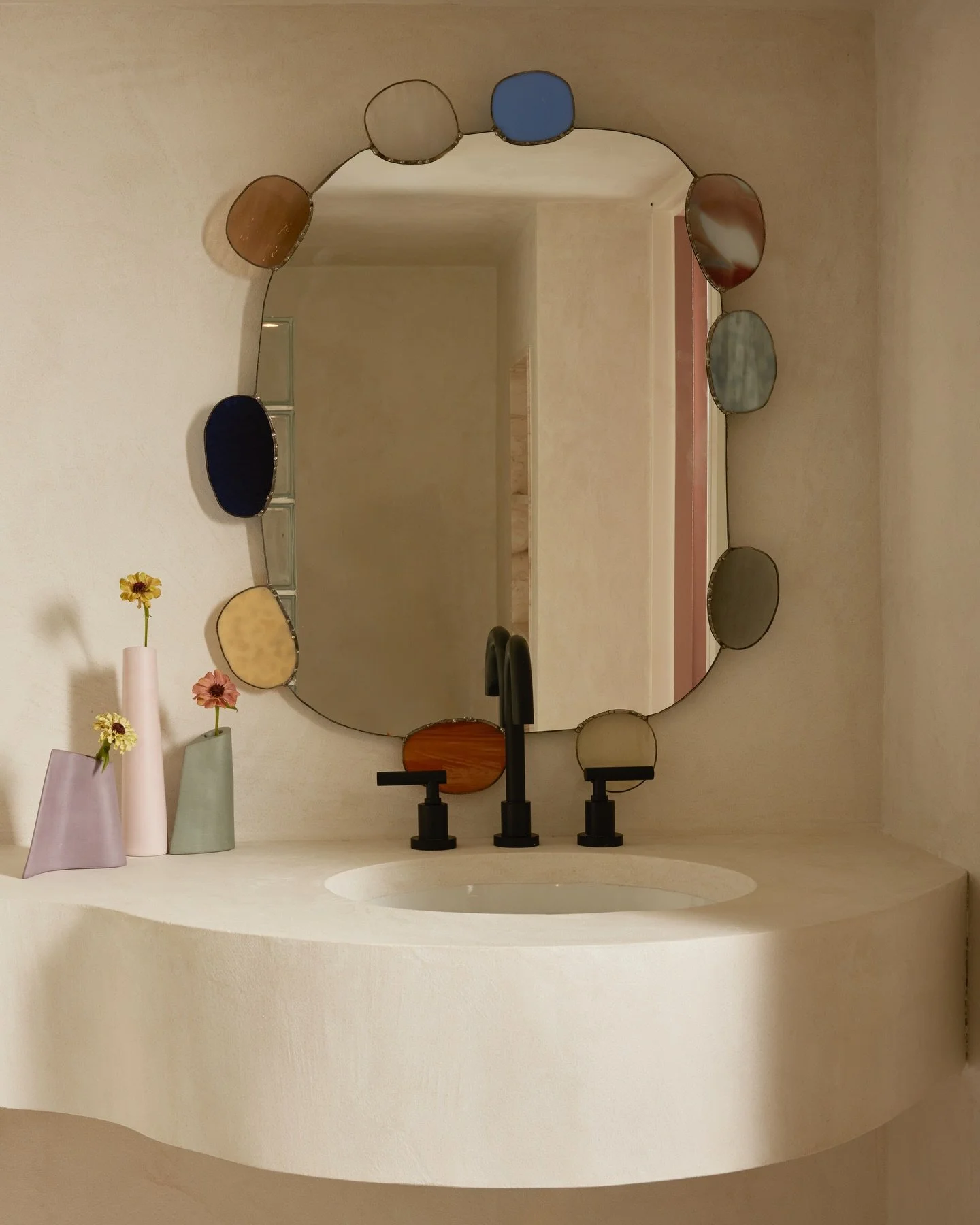 Basement bathroom deserves a moment too

Vanity @parkavefinehomes 
Micro cement @micon_construction 
Mirror @bonnechoice 
Bud vases @vesselsandsticks 
Plumbing @cesarioandco