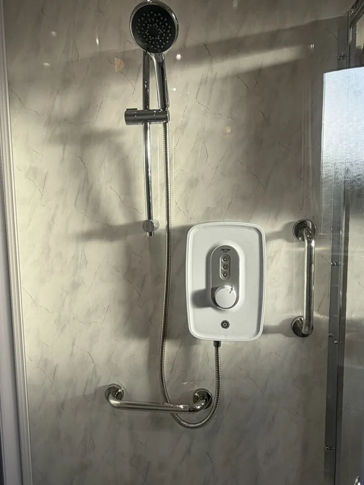 Wall-panelled bathroom installation, photograph 40