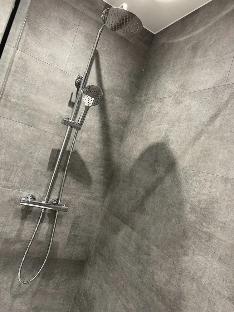 Wall-panelled bathroom installation, photograph 129