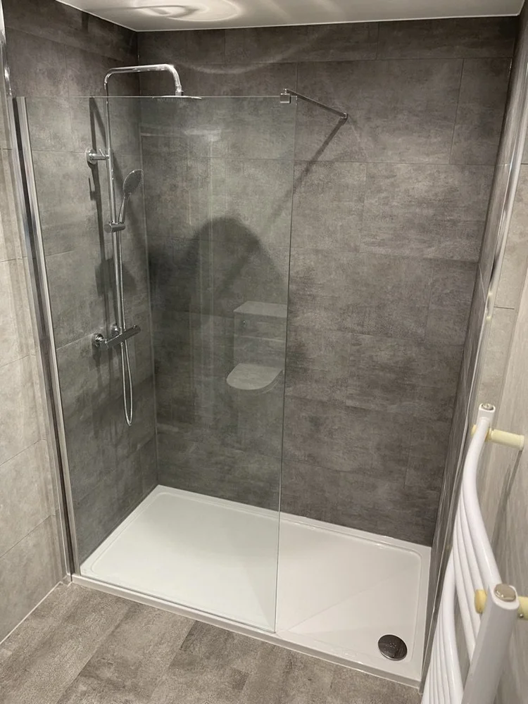 Wall-panelled bathroom installation, photograph 130