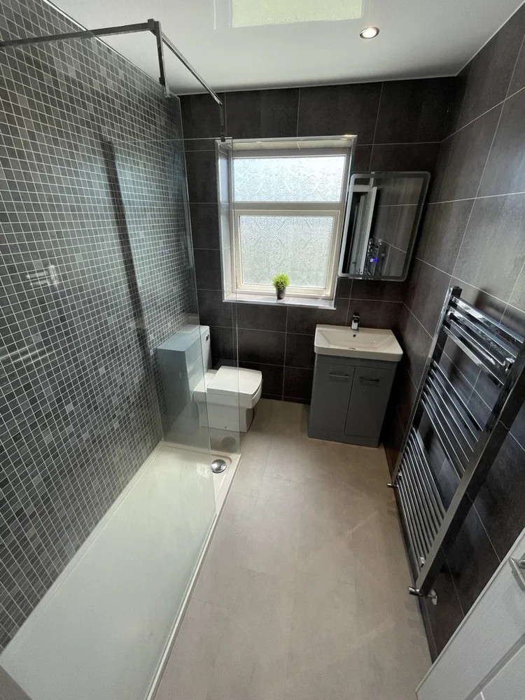 Wall-panelled bathroom installation, photograph 132