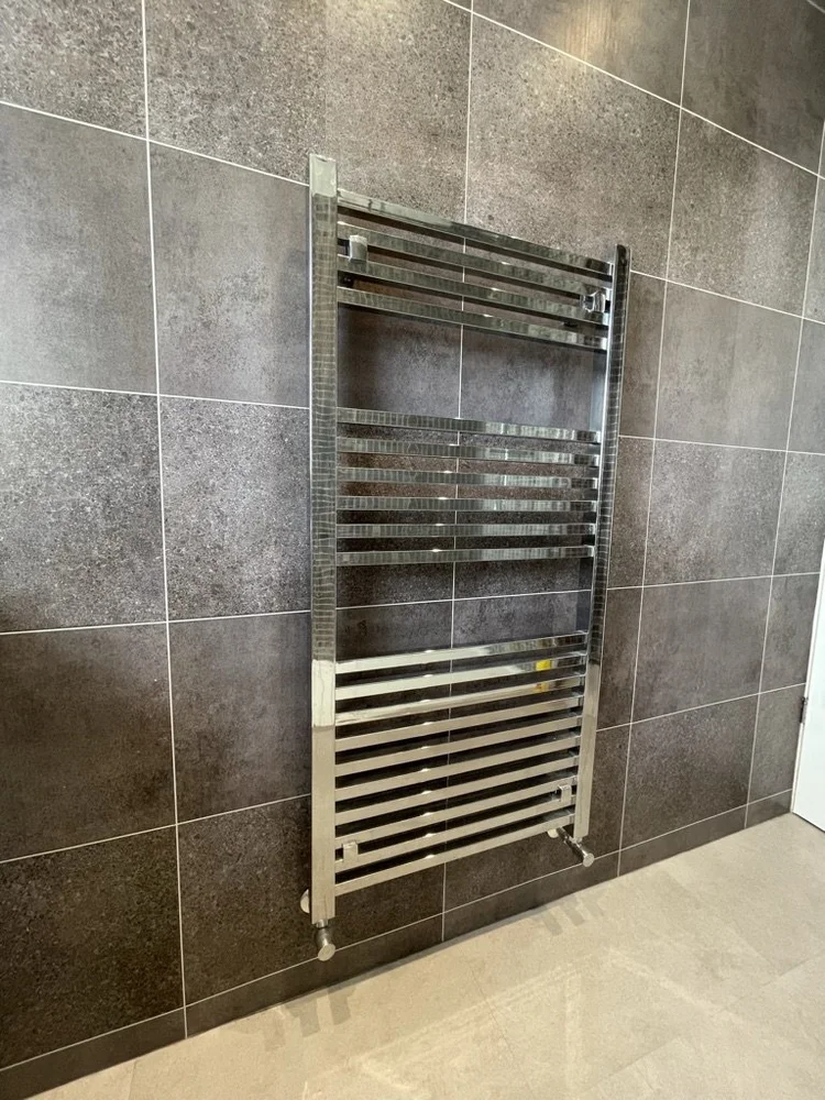 Wall-panelled bathroom installation, photograph 135