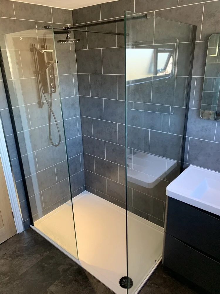Wall-panelled bathroom installation, photograph 121