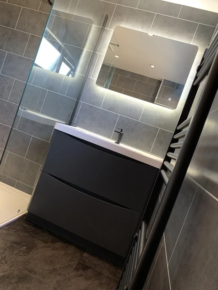 Wall-panelled bathroom installation, photograph 122