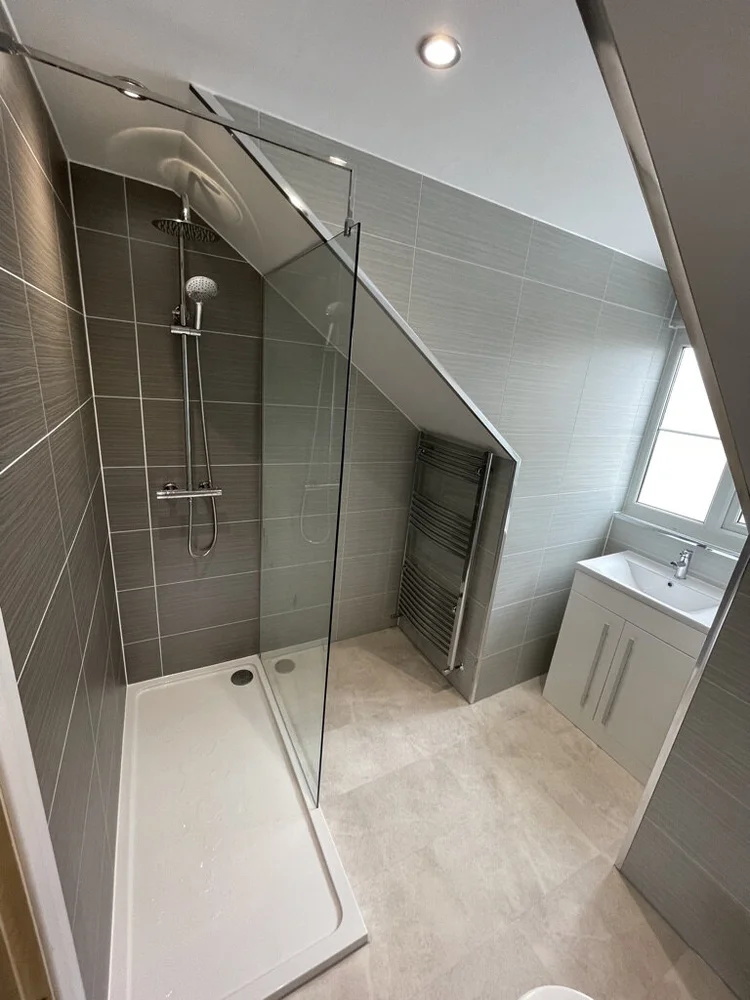 Wall-panelled bathroom installation, photograph 144