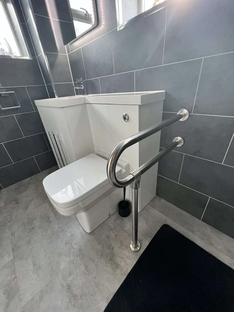 Wall-panelled bathroom installation, photograph 150