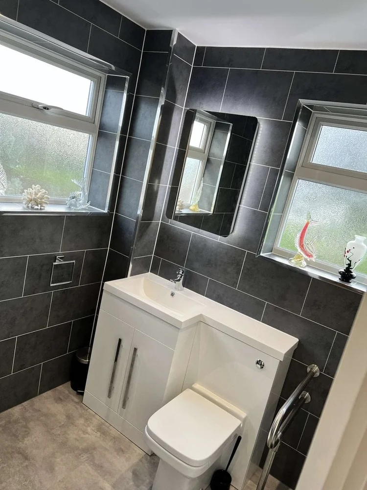 Wall-panelled bathroom installation, photograph 149