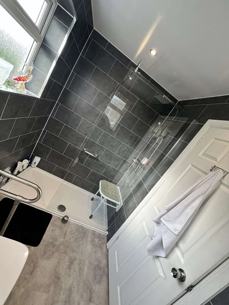 Wall-panelled bathroom installation, photograph 151
