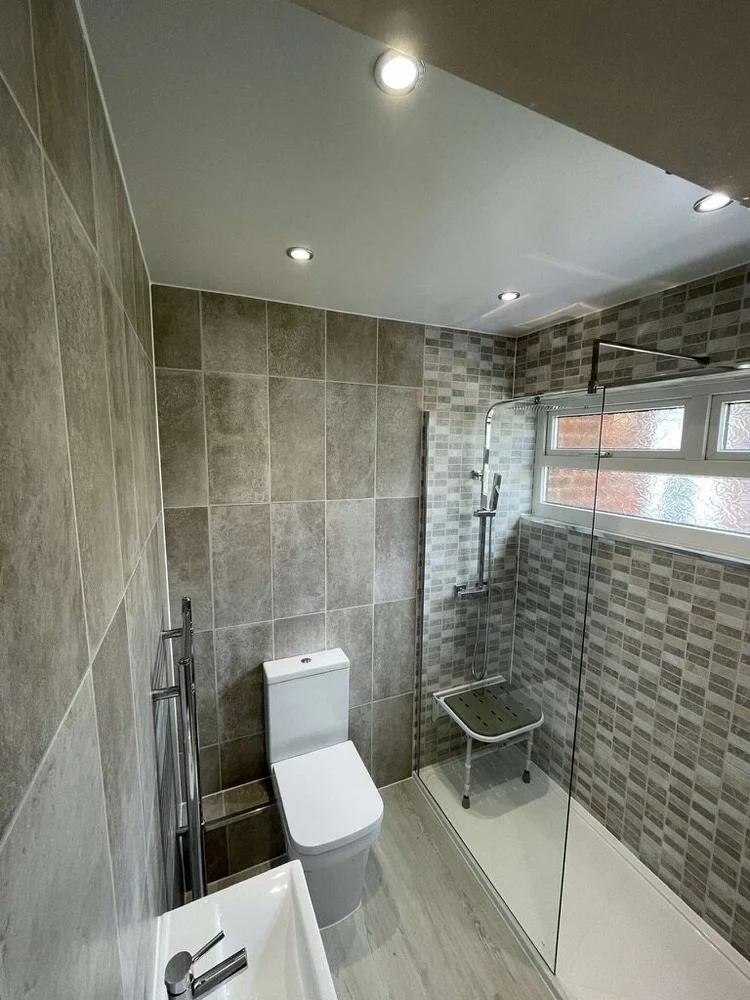Wall-panelled bathroom installation, photograph 156