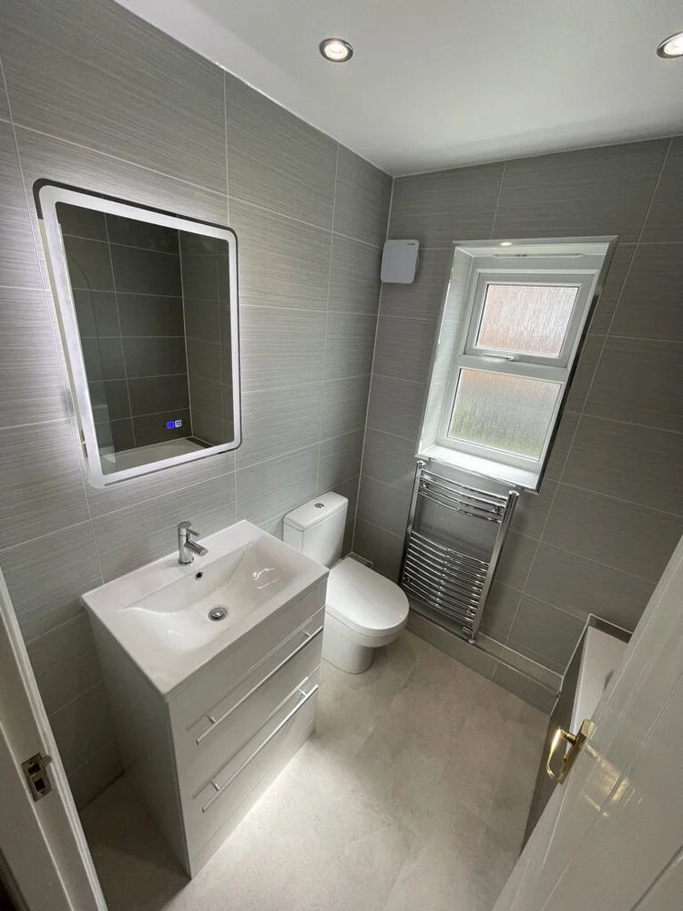 Wall-panelled bathroom installation, photograph 160