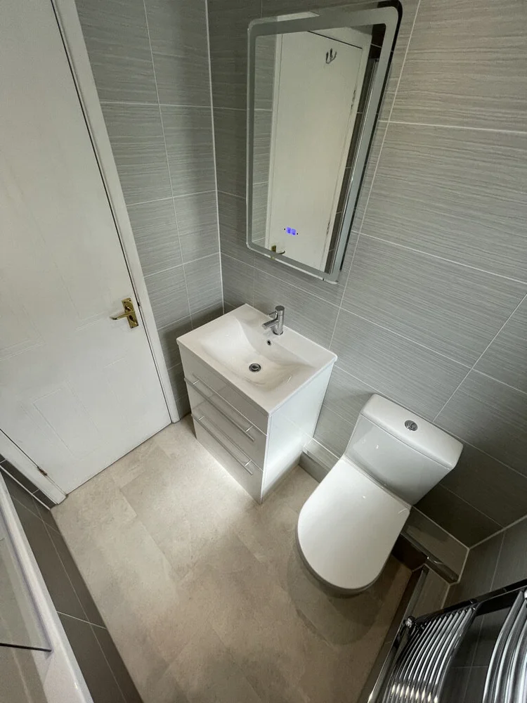 Wall-panelled bathroom installation, photograph 162