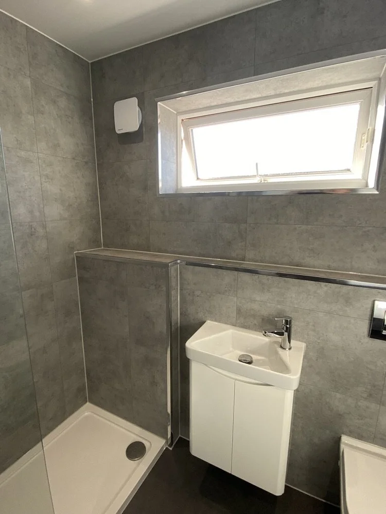 Wall-panelled bathroom installation, photograph 165