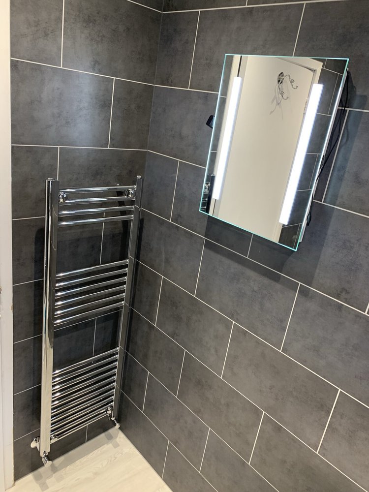 Wall-panelled bathroom installation, photograph 173