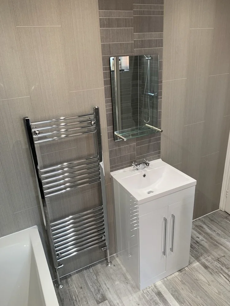 Wall-panelled bathroom installation, photograph 229