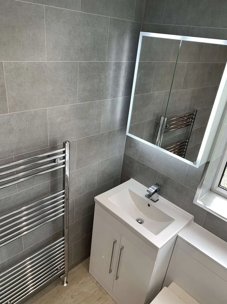 Wall-panelled bathroom installation, photograph 252