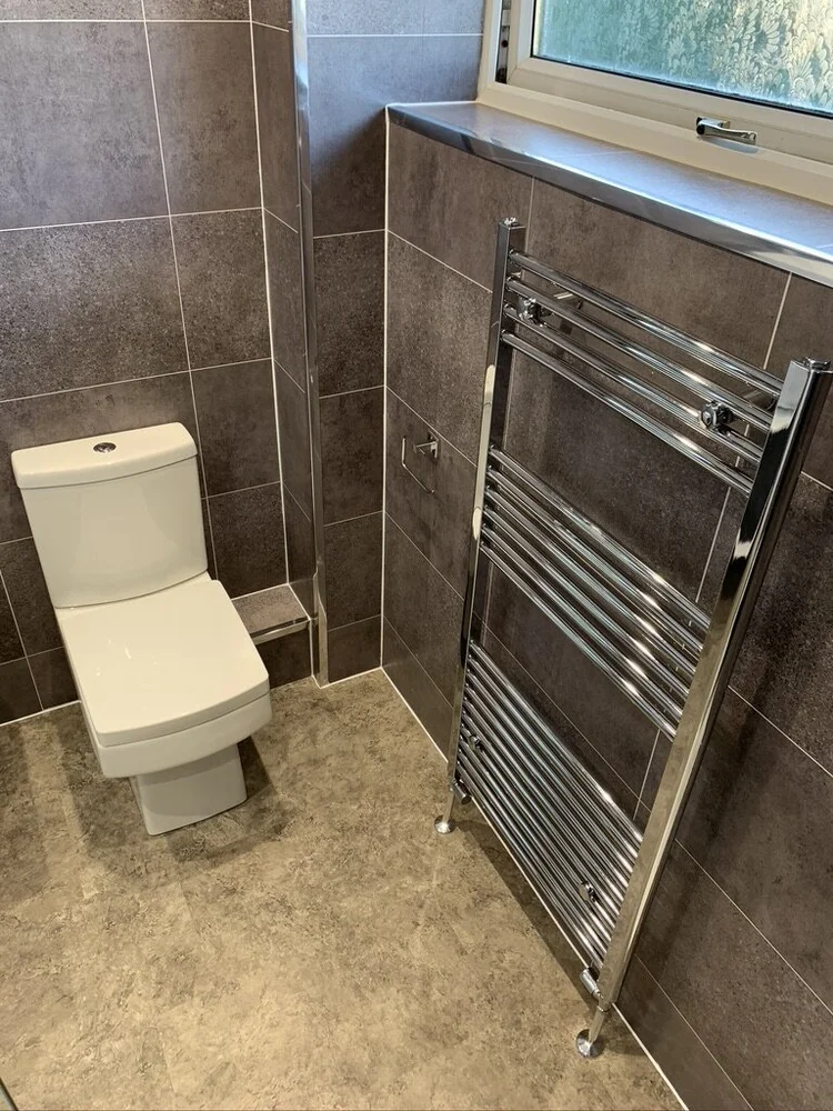 Wall-panelled bathroom installation, photograph 259