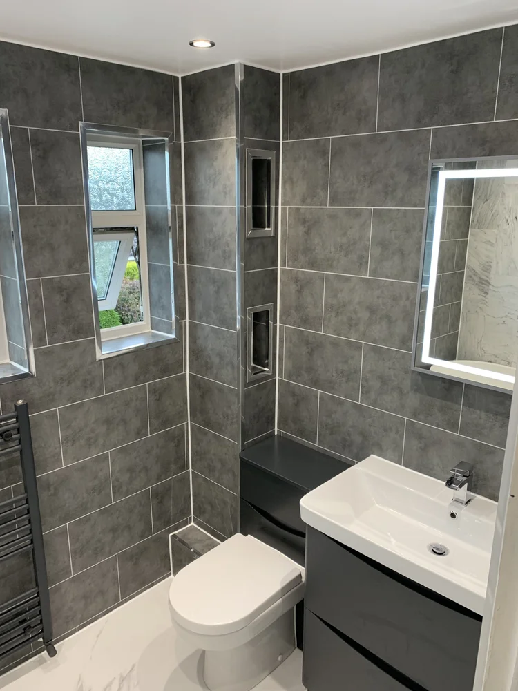 Wall-panelled bathroom installation, photograph 119