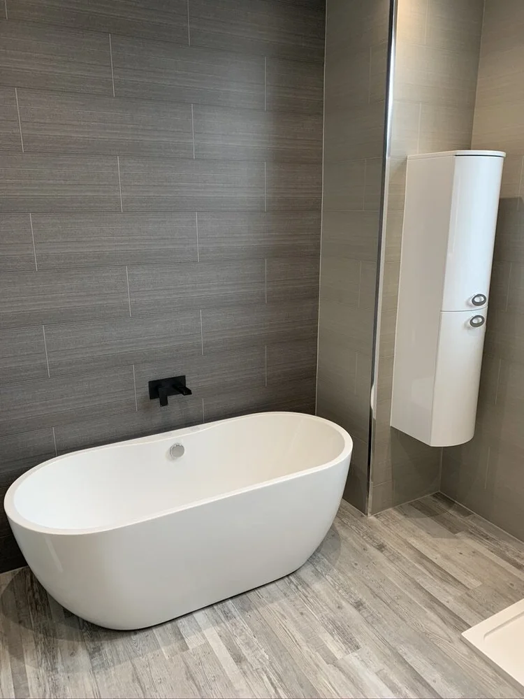 Wall-panelled bathroom installation, photograph 263