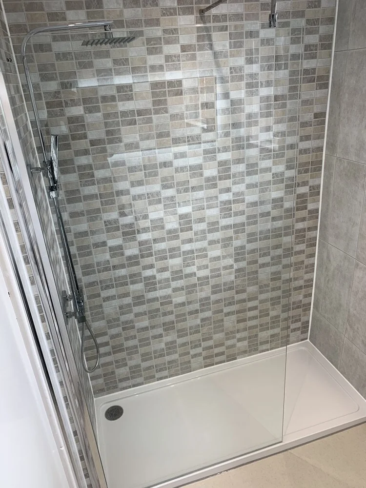 Wall-panelled bathroom installation, photograph 279