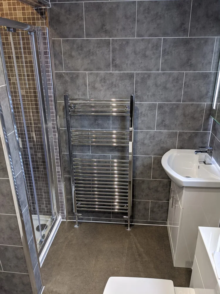 Wall-panelled bathroom installation, photograph 291
