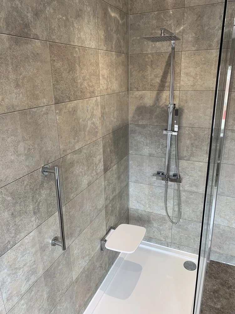 Wall-panelled bathroom installation, photograph 303