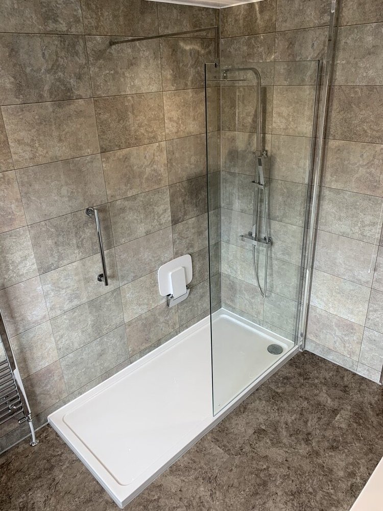 Wall-panelled bathroom installation, photograph 302