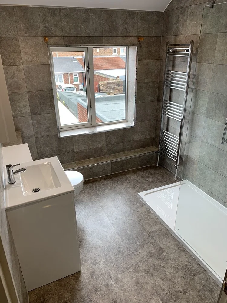 Wall-panelled bathroom installation, photograph 300