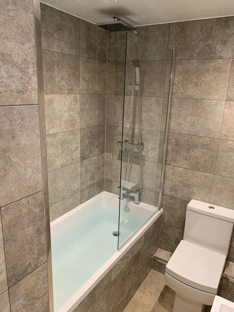 Wall-panelled bathroom installation, photograph 309