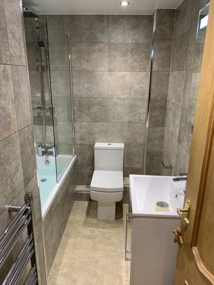 Wall-panelled bathroom installation, photograph 308