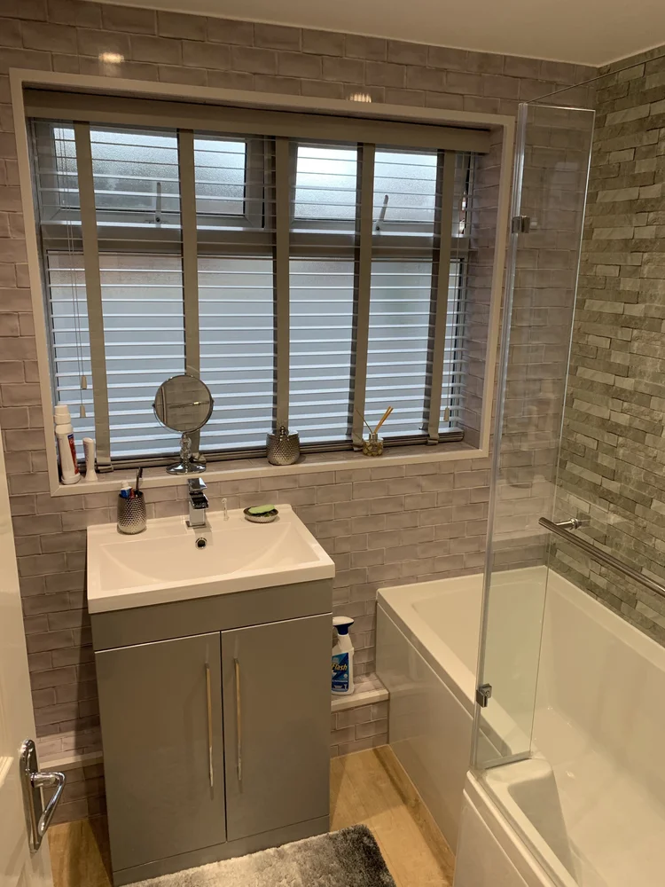 Wall-panelled bathroom installation, photograph 312