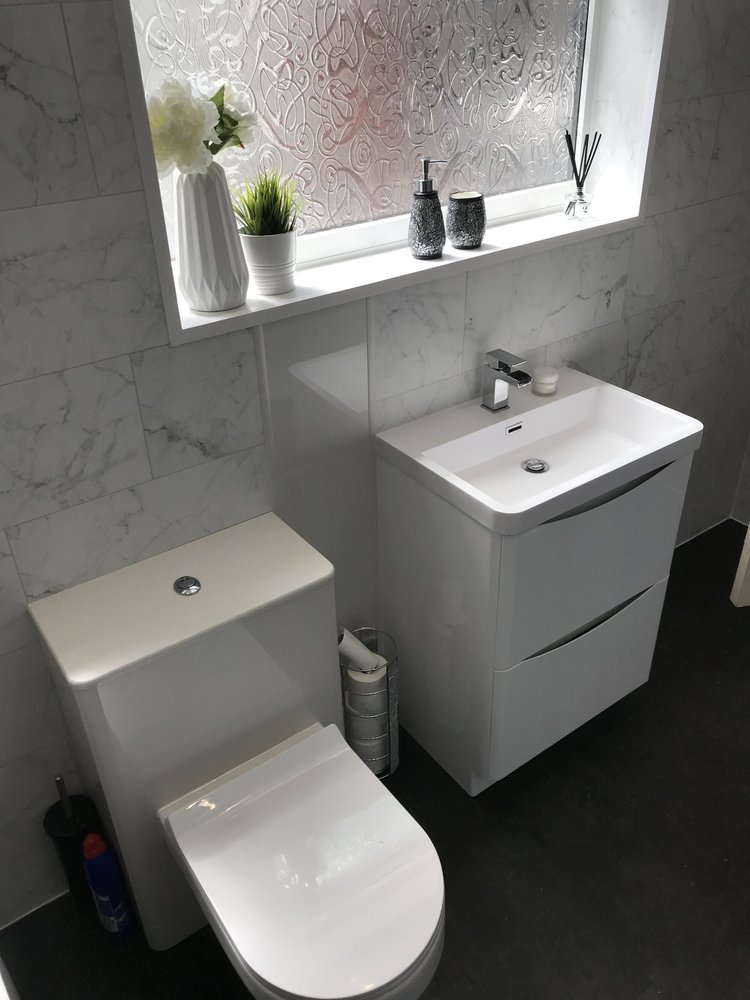 Wall-panelled bathroom installation, photograph 331